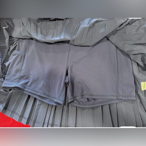 Lilly Pulitzer Tennis/Golf/Pickleball skirt with Navy & Red Trim - Picture 3 of 5